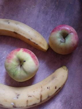 Olgun muzlar ve elmalar yakın görünüm 