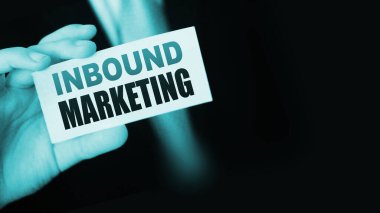 İşadamı üzerinde NBOUND MARKETING yazan kartvizitini gösterdi.