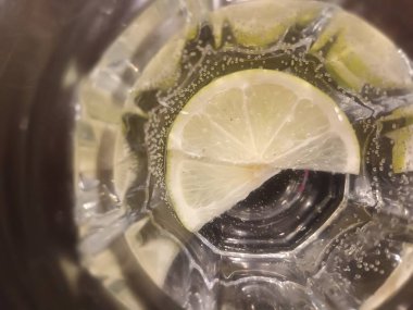 Limonlu limonata ve masa arkası, kapatın.