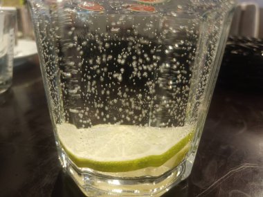 Limonlu limonata ve masa arkası, kapatın.