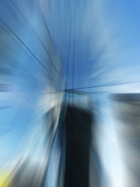 Şehir binaları ve mimarisinin hızlı hareket bulanıklığı, bulanık hareket arkaplan kavramı.