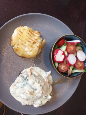 Sebzeli patates püresi, salata ve beyaz sos.