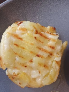 Patatesli gözlemenin yakın plan görüntüsü gri tabakta