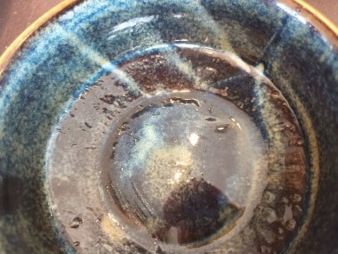 Güzel bir seramik kasenin yakın çekimi.