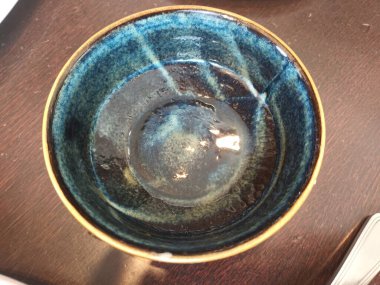 Masanın üzerinde boş seramik kase