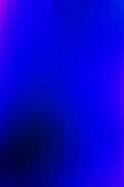 Işığın kırılması ve yüzeylerin vurgulanması ile mavi renklerde soyut kristal arkaplan.