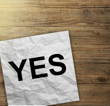 Tahta masaya yazılı evet kelimesi.