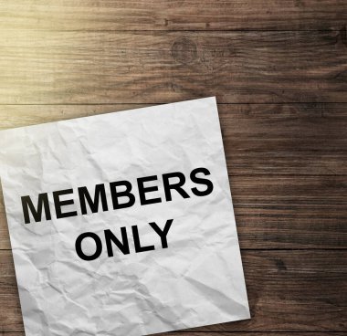 Üyeler sadece beyaz arkaplanı olan etikette metin yazarlar