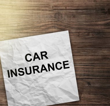 Araba sigortası metni ahşap masadaki not defterinde..