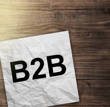 b 2 b - Ahşap arkaplandaki çıkartma üzerine metin.