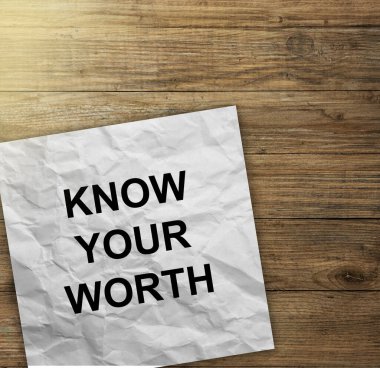 Altın arkaplanlı beyaz kağıttaki değerli metnini biliyorum.