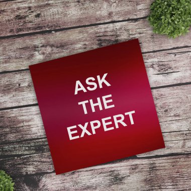 Ahşap masanın üstündeki uzman metnine sor. İş ve eğitim içeriği.