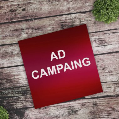 Tahta masadaki kağıt üzerinde reklam kampanyası sayfası. İş konsepti.