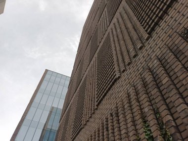 Şehrin modern binası