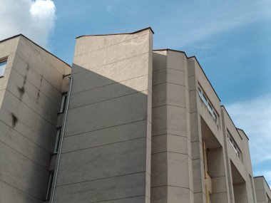 Şehirde modern bir ev.