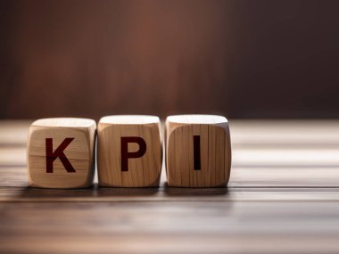 Pi sözcüğü ahşap küplere tahta bloklar şeklinde yazılmıştır.