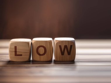 Düşük kalite kelime tahtadan küp, karanlık arkaplan, düşük oran kavramı