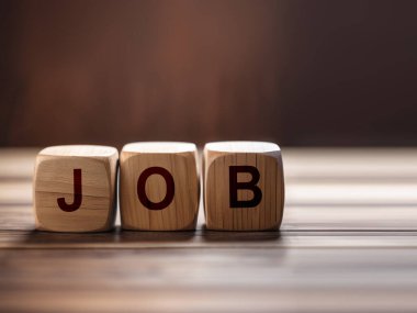 Kelime oyunu karanlık bir arka planda tahta bir bloğa yazılmış. iş kavramı