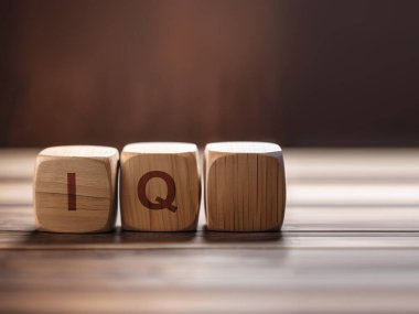 Sözcük, gri arka planda tahta küplerle düşün.