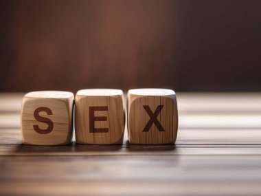 Gri arka planda kelime seksi olan tahta küpleri, yakın plan. seks konsepti