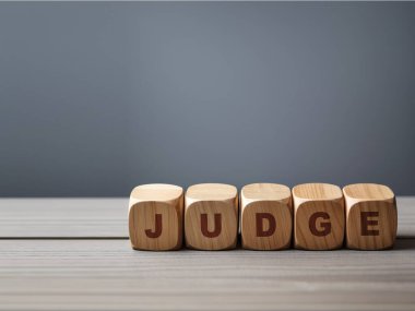 Adalet kelimesi, yargıç tokmağıyla tahta bloklara yazılır..