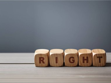 Kelime küpleri açık mavi ahşap bir masada