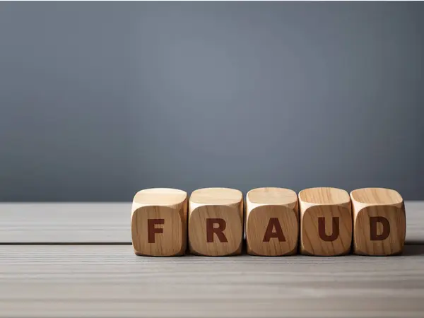 Sözcük sahtekarlığıyla dolu tahta küpleri beyaz masada metin için yeri var.