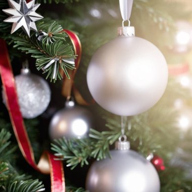 Noel ağacındaki kırmızı Noel süslerini kapatın.