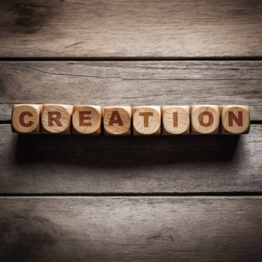 Koyu ahşap arka plandaki tahta bloklardan yaratıcılık kelimesi. yaratıcı kavram.