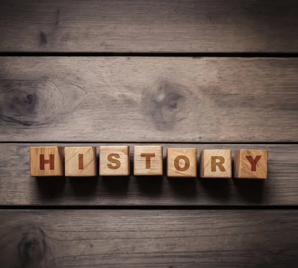 Tahta masada tarih yazan ahşap harfler. Üst görünüm.