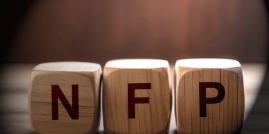 Tahta küplerin% 50 'si siyah arka planda satılıyor. İş konsepti.