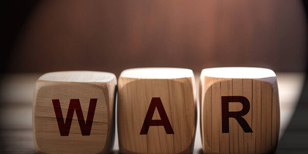 Деревянные кубики с буквами 50 процентов Продажа на черном фоне. Концепция бизнеса.