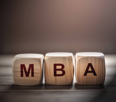 Tahta küplerin% 50 'si siyah arka planda satılıyor. İş konsepti.