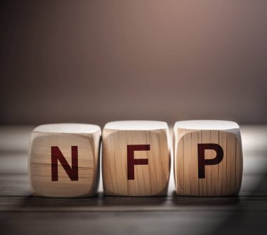 Tahta küplerin% 50 'si siyah arka planda satılıyor. İş konsepti.