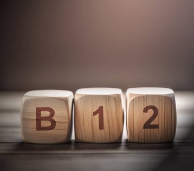 Tahta küplerin% 50 'si siyah arka planda satılıyor. İş konsepti.