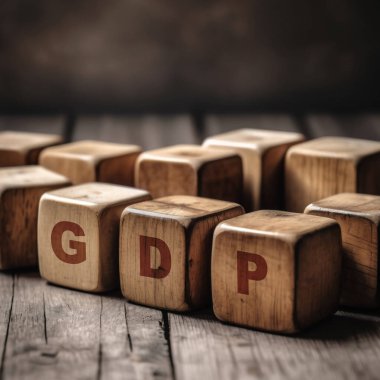 Karanlık arka planda tahta küplere alfabe bloğuyla yazılmış GDPR kelimesi. iş ve finans