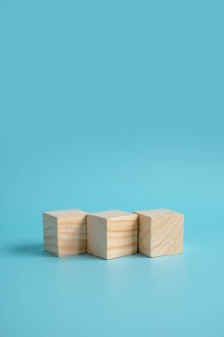 Basit boş tahta zarlar, tahtadan yapılmış boş küpler, tek bir temel element, gri zemin. Boşluğu kopyala.