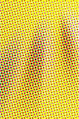 Elde kalan son tahta küp bloğu ahşap bulmacaları diziyor ve sarı arka planda izole bir şekilde duruyor..