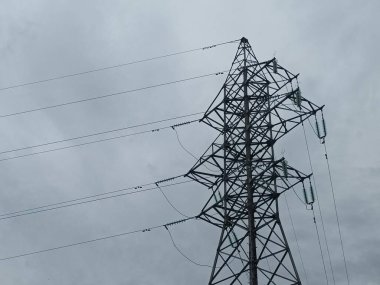 yüksek voltaj güç hatları