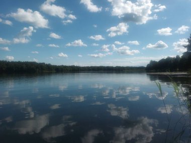 Göl ve mavi gökyüzü ile güzel bir manzara..