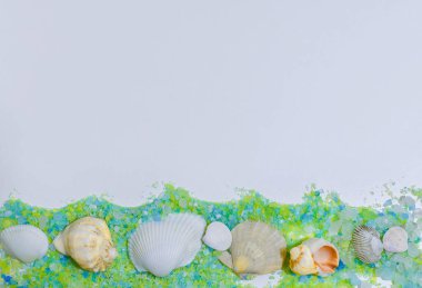 Deniz tuzu ve deniz tuzu arkaplanı. Deniz kabuklu denizcilik geçmişi. Deniz kabuklu deniz tuzu kristalleri