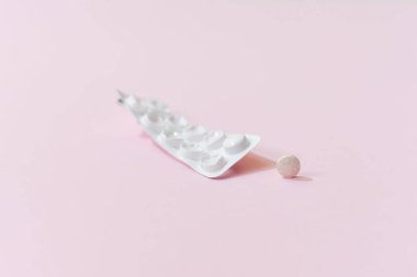 Bulanık tabletlerdeki haplar. Pembe sırt çantasındaki haplar.