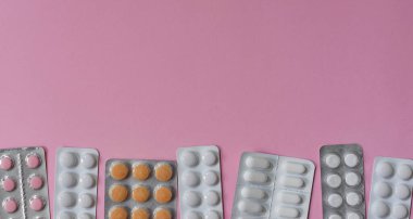 Bulanık tabletlerdeki haplar. Pembe sırt çantasındaki haplar.