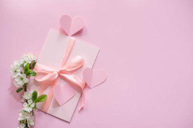 Pembe arka planda bir buket çiçek..