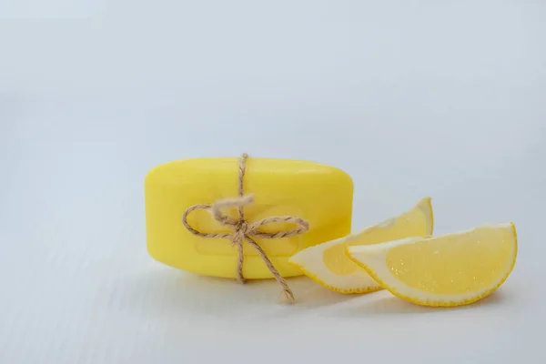 Sabão Amarelo Fundo Branco Sabão Limão — Fotografia de Stock