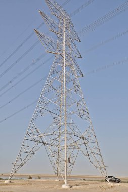 Yüksek Elektrik iletim şebekesi çölde. Dammam - Suudi Arabistan.