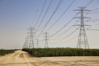 Yüksek Elektrik iletim şebekesi çölde. Dammam - Suudi Arabistan.