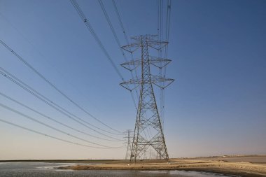 Yüksek Elektrik iletim şebekesi çölde. Dammam - Suudi Arabistan.