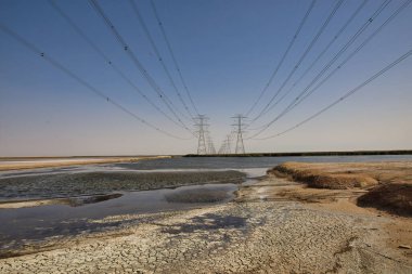 Yüksek Elektrik iletim şebekesi çölde. Dammam - Suudi Arabistan.