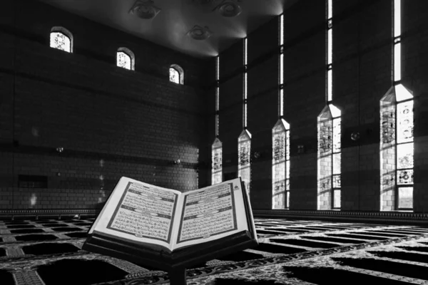 Den Heliga Koranen Inne Moskén Svartvitt Version Klickad Dammam Masjid — Stockfoto